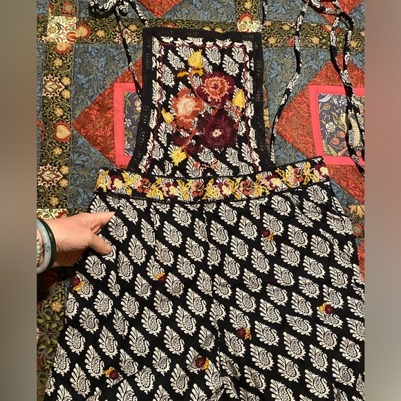 NWT ANTHRO Black Floral Embroidered Wide Leg Apron Jumpsuit Overalls Size 10 - Picture 11 of 16